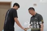 杨瀚森重返青岛的"家" 见到许久未见的教练队友们 肉眼可见的开心