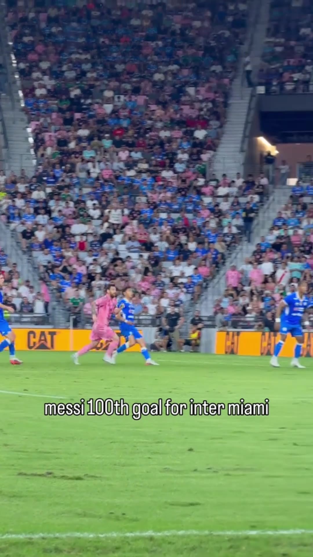 极致舒展🔥！实拍：梅西后排插上泰山压顶，迈阿密球迷瞬间沸腾